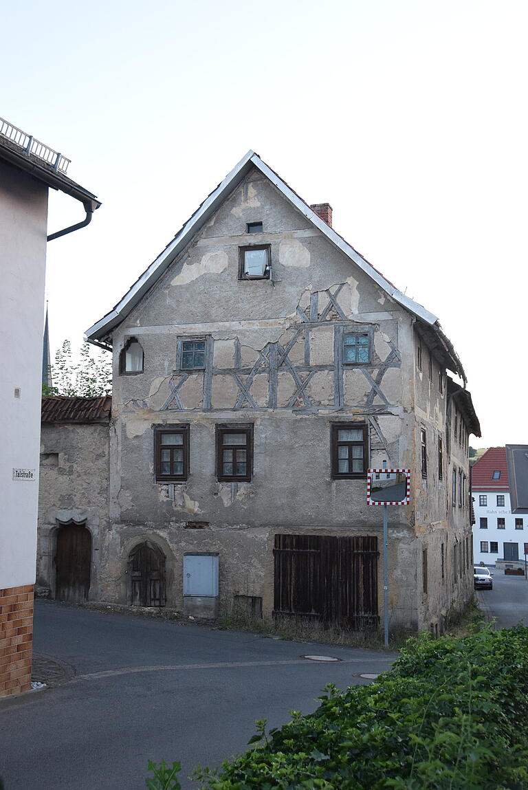 Das leerstehende Haus in der Mühlstraße von Heustreu entwickelt sich langsam zu einem Ärgernis für die Gemeinde.