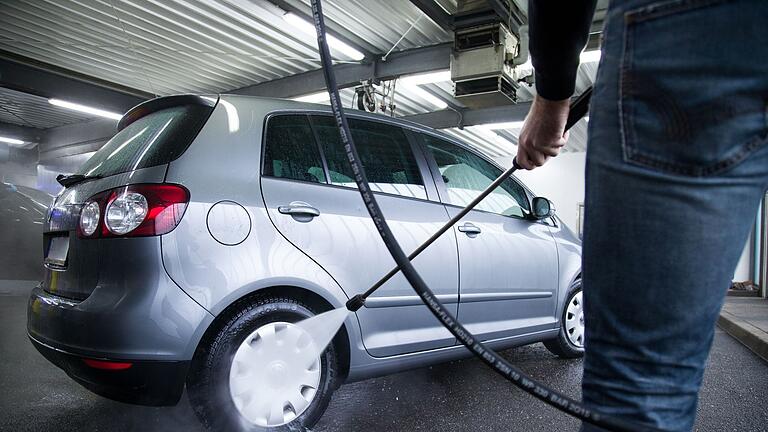 Felgenreinigung bei Autowäsche.jpeg       -  Ob man sein Auto in Deutschland am Sonntag waschen darf, ist von Bundesland zu Bundesland unterschiedlich geregelt.