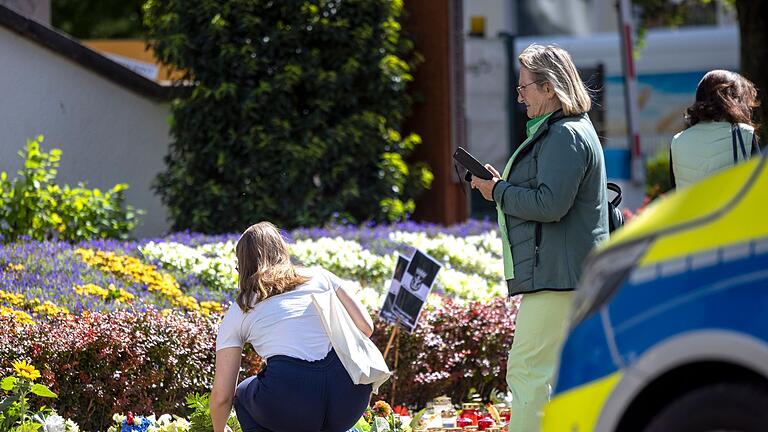 Nach der Messerattacke auf dem Solinger Stadtfest       -  Vor der Kirche in der Nähe des Tatorts ist ein Blumenmeer entstanden.