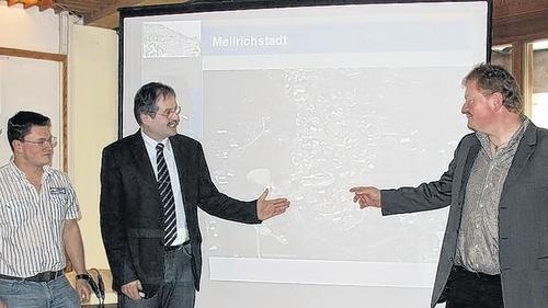 Bürgermeister Eberhard Streit (Zweiter von links) und CSU-Ortsverbandsvorsitzender Markus Groenen (rechts) sowie Christian Rosshirt vom Bauamt der VG Mellrichstadt erklären den Bürgern, was sich tut beim Stadtumbau West in der Mellrichstädter Altstadt.