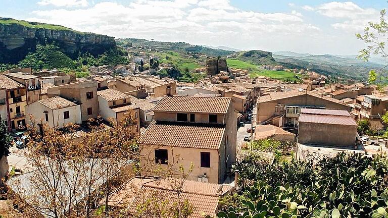 Mafia-Hochburg Corleone - Der Ort Corleone auf Sizilien ist mit der Geschichte der Mafia untrennbar verknüpft. Mafia-Hochburg Corleone - Der Ort Corleone auf Sizilien ist mit der Geschichte der Mafia untrennbar verknüpft.