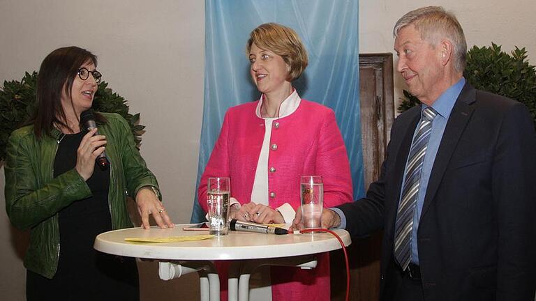 Barbara Becker moderierte den Abend im Dettelbacher Rathaus und sprach mit der Bundestagsabgeordneten Anja Weisgerber und Landtagsabgeordneten Otto Hünnerkopf.