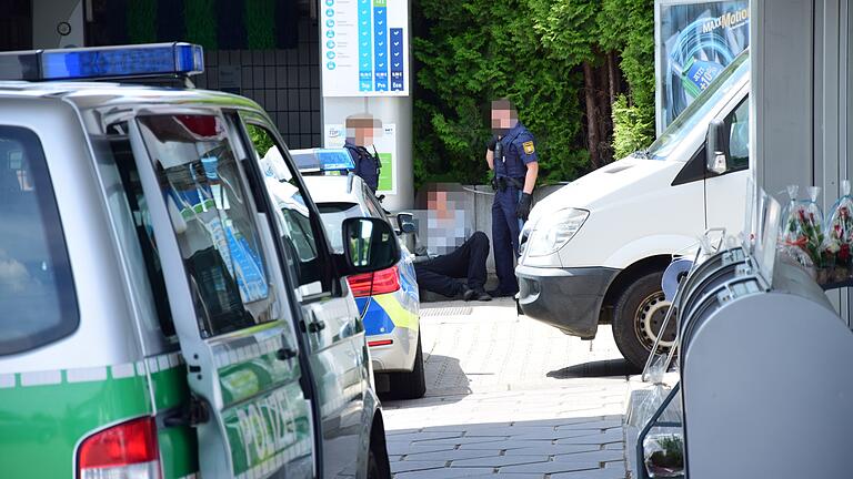 Polizeieinsatz an der Tankstelle in Uettingen im Juli 2020: Ein Mann versuchte die Tankstelle in Uettingen auszurauben. Er wurde noch an Ort und Stelle festgenommen.