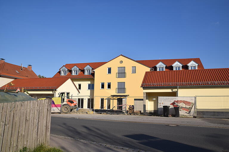 In hellen Gelbtönen leuchtet der neue Krippenkindergarten mit Tagespflege für Senioren an der Euerbacher Hauptstraße.