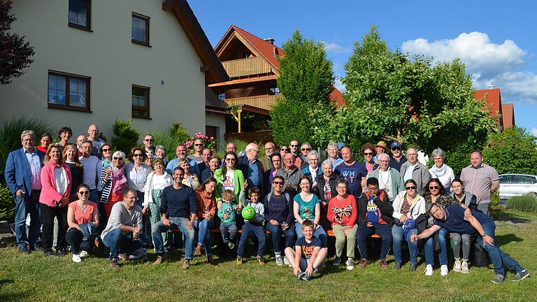 Am vergangenen Wochenende gastierten Gäste aus Equemauville in Dingolshausen. Das Gruppenbild zeigt viele der Teilnehmer der diesjährigen Begegnung beider Partnerschaftsgemeinden.