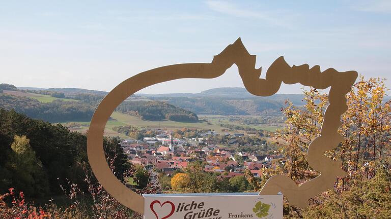 Der Blick auf Fuchsstadt mit Saaletal und Sodenberg erwartet die Wanderer am Traumplatz Kohlenbergkapelle.       -  Der Blick auf Fuchsstadt mit Saaletal und Sodenberg erwartet die Wanderer am Traumplatz Kohlenbergkapelle.