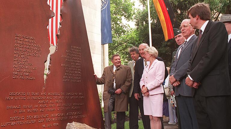 Bei der Enthüllung des Mahnmals für die Opfer des Bombenkrieges (von links): der Künstler Hubert G. Neidhart, Peter Bauer von der Regierung von Unterfranken, Georg Schäfer, Oberbürgermeisterin Gudrun Grieser, Colonel Eric T. Olson von der US-Garnison, Bud Klint von der Second Schweinfurt Memorial Association und Generalkonsul George A. Glass.