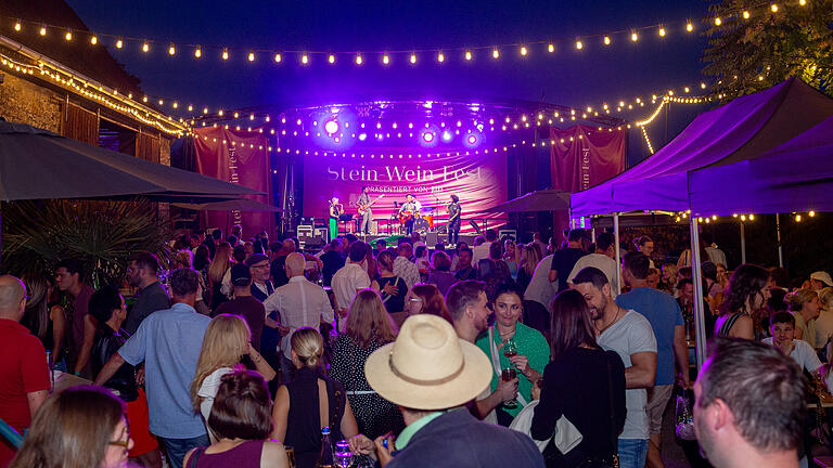 Beim Stein-Wein-Fest spielten am Samstag, 9. September 2023 die Band Tanzkinder bei spätsommerlichen Wetter un angenehmen Temperaturen.