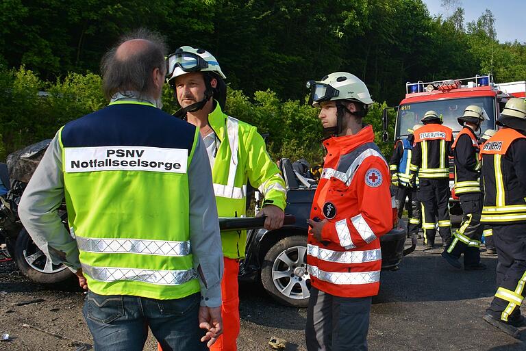 Einsatz der PSNV Notfallseelsorge bei einem tödlichen Verkehrsunfall nahe Bad Königshofen. Feuerwehr und Rettungskräften bot sich ein verheerendes Bild. Etwas, das die Wehrleute verkraften müssen und wenn gewünscht, professionelle Hilfe erhalten.