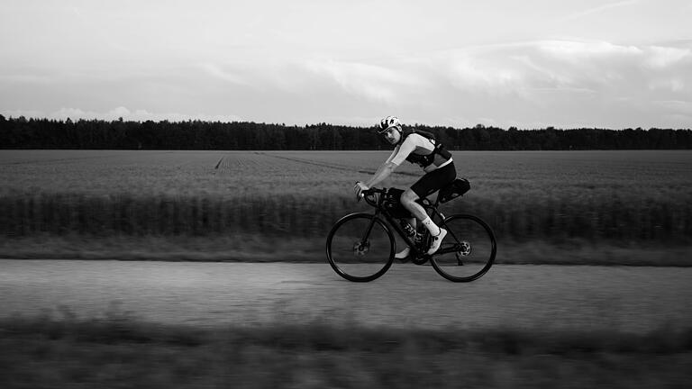 Joschka Völkel hat sein erstes Ultra-Cycling-Rennen überhaupt direkt gemeistert. Mehr als 4000 Kilometer war er unterwegs.