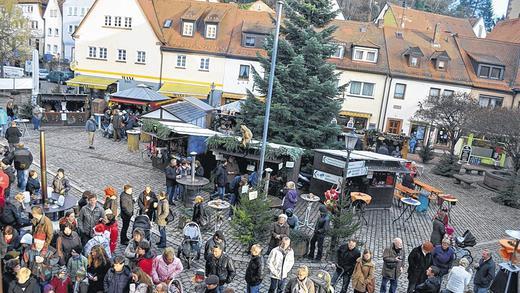 Rund um den Christbaum: 22 Buden gruppierten sich am Wochenende zum Weihnachtsmarkt auf dem Gemündener Marktplatz zu einem inneren und einem äußeren Kreis. Mit Einbruch der Dunkelheit füllte sich der Platz im Lichterglanz.