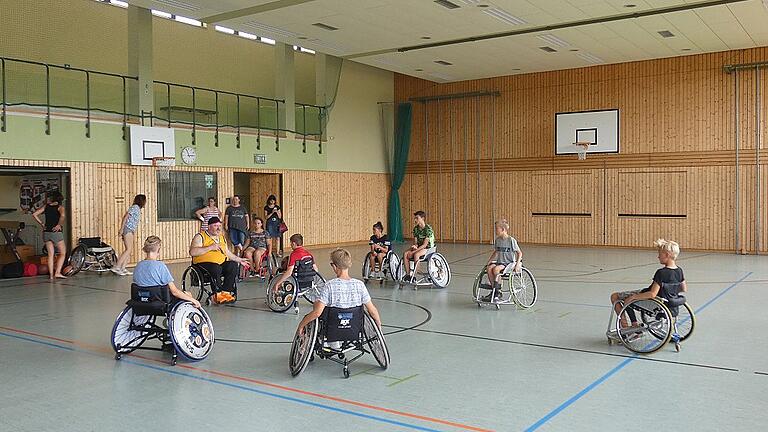 Bevor es mit dem Spiel richtig losgehen konnte, gab es vom Trainer Gerd Herold (Mitte, oranges Trikot) noch eine Einweisung für den richtigen Umgang mit dem &bdquo;Rolli&rdquo;.