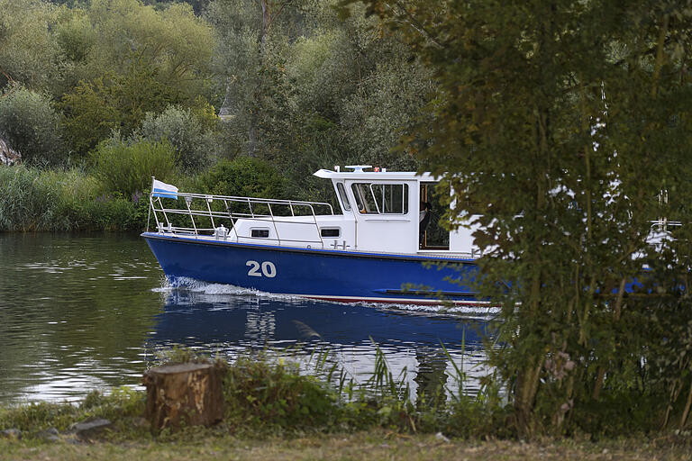 Auch die Wasserpolizei überwacht am Abend die Lage am Mainufer.&nbsp;