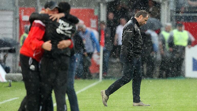 Nach einer sieglosen Zweitliga-Rückrunde stieg Bernd Hollerbach mit den Kickers in die 3. Liga ab und trat anschließend als Trainer zurück.