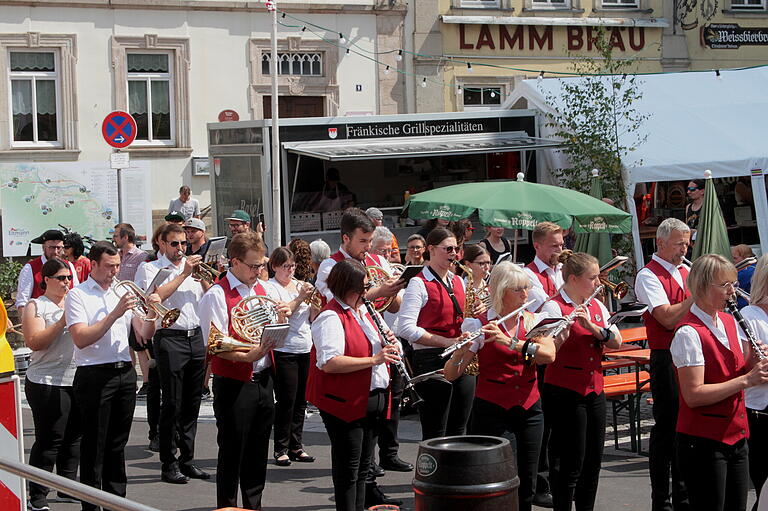 Die Stadtkapelle beim musikalischen Auftakt. Die Stadtkapelle beim musikalischen Auftakt.