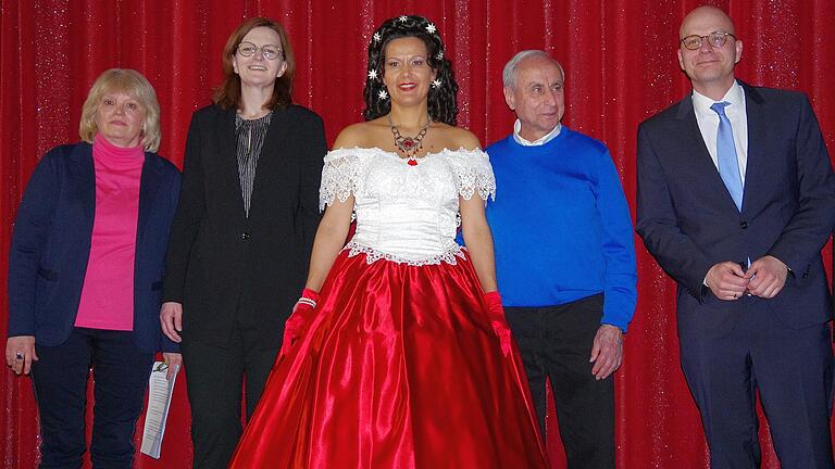 Foto vor dem Bühnenvorhang mit (von links) Museumsleiterin Annette Späth, Kurdirektorin Sylvie Thormann, Nadja Keller als Sisi, Kinobetreiber Peter Hofmann und Oberbürgermeister Dirk Vogel.       -  Foto vor dem Bühnenvorhang mit (von links) Museumsleiterin Annette Späth, Kurdirektorin Sylvie Thormann, Nadja Keller als Sisi, Kinobetreiber Peter Hofmann und Oberbürgermeister Dirk Vogel.