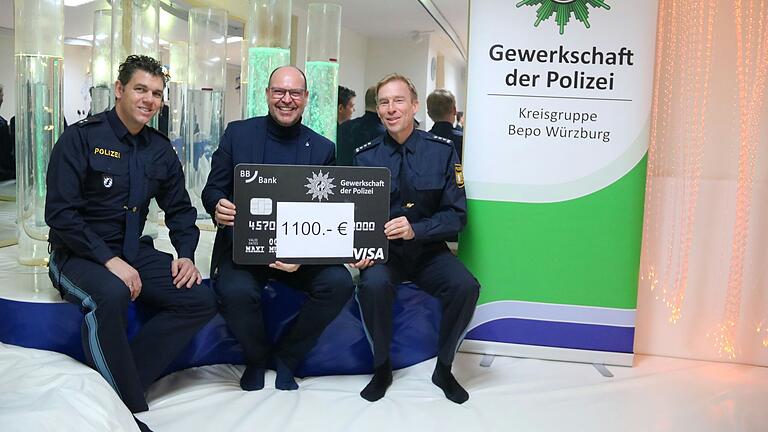 Institutsleiter Matthias Rüth freut sich über die Spende aus der Blaulichtparty, die Sven Kristandt, stellvertretender Vorsitzender der KG Bepo Würzburg (links), und Ralph Küttenbaum, stellvertretender Finanzvorstand der GdP Bayern (rechts), ihm Ende Februar übergaben. Institutsleiter Matthias Rüth freut sich über die Spende aus der Blaulichtparty, die Sven Kristandt, stellvertretender Vorsitzender der KG Bepo Würzburg (links), und Ralph Küttenbaum, stellvertretender Finanzvorstand der GdP Bayern (rechts), ihm Ende Februar übergaben.