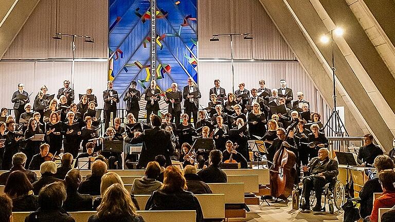 Anlässlich des 90. Geburtstages des Schweinfurter Komponisten, Musikpädagogen, Chorleiters und Kirchenmusikers Gustav Gunsenheimer gab der KonzertChor ein Konzert. Anlässlich des 90. Geburtstages des Schweinfurter Komponisten, Musikpädagogen, Chorleiters und Kirchenmusikers Gustav Gunsenheimer gab der KonzertChor ein Konzert.