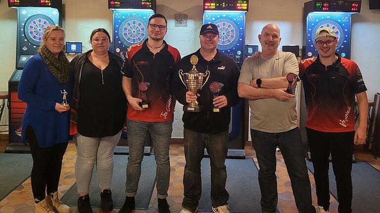 Siegerfoto des Einzelwettbewerbes: von links Sarah Weißenberger (beste Dame), Sabrina Elbert (Vereinsvorsitzende), Joe Dürbeck (2. Platz), Oliver Antlitz (1. Platz), Ralf Schmidt (3. Platz) und Hannes Brehm (4. Platz). Siegerfoto des Einzelwettbewerbes: von links Sarah Weißenberger (beste Dame), Sabrina Elbert (Vereinsvorsitzende), Joe Dürbeck (2. Platz), Oliver Antlitz (1. Platz), Ralf Schmidt (3. Platz) und Hannes Brehm (4. Platz).