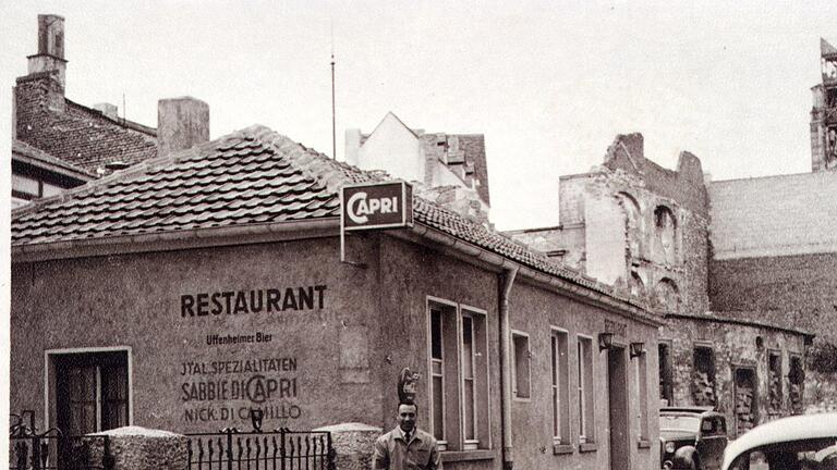 Nicolino di Camillo wurde 1921 in Villamagna, einem Dorf in den Abruzzen geboren. Im Jahr 1946 kam er nach Deutschland und lernte in Nürnberg seine spätere Frau Marianne 'Janina' Schmitt kennen.
Am 24. März 1952 eröffneten die beiden in der Würzburger Elefentengasse das Ristorante 'Sabbie di Capri' ('Sand von Capri'). Es war die erste Pizzeria Deutschlands.