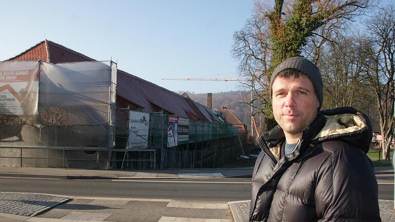 Bauleiter Christian Rödl vor dem bereits sanierten Teil des Daches. Foto: Ralf Ruppert - Bauleiter Christian Rödl vor dem bereits sanierten Teil des Daches. Foto: Ralf Ruppert Bauleiter Christian Rödl vor dem bereits sanierten Teil des Daches. Foto: Ralf Ruppert - Bauleiter Christian Rödl vor dem bereits sanierten Teil des Daches. Foto: Ralf Ruppert