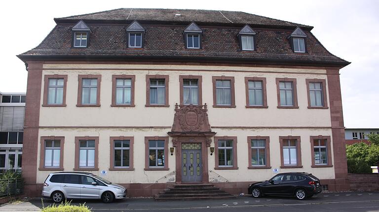 Im alten Distriktkrankenhaus Karlstadt soll es künftig keine Arztpraxen mehr geben sondern medizinnahe Berufe wie Physiotherapeuten. Im alten Distriktkrankenhaus Karlstadt soll es künftig keine Arztpraxen mehr geben sondern medizinnahe Berufe wie Physiotherapeuten.