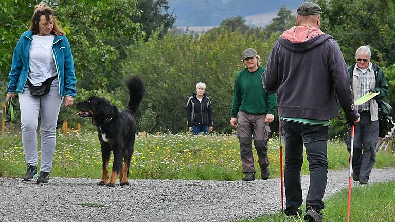 Mit dem Prüfer im 'Schlepptau' waren die Hundebesitzer und ihre Vierbeiner unterwegs. Wie hier Petra Schröder mit ihrem Mischling 'Scotty'. Mit dem Prüfer im 'Schlepptau' waren die Hundebesitzer und ihre Vierbeiner unterwegs. Wie hier Petra Schröder mit ihrem Mischling 'Scotty'.