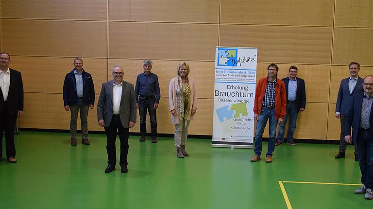 Die Ersten Bürgermeister und die Erste Bürgermeisterin der neun Dorfschätze-Gemeinden (von rechts): René Schlehr (Prichsenstadt), Klaus Köhler (Wiesentheid), Gerhard Ackermann (Rüdenhausen), Jürgen Schulz (Abtswind), Gerlinde Stier (Kleinlangheim), Volkhard Warmdt (Wiesenbronn), Volker Schmitt (Schwarzach am Main), Christian Hähnlein (Castell) und Peter Sterk (Großlangheim). Die Ersten Bürgermeister und die Erste Bürgermeisterin der neun Dorfschätze-Gemeinden (von rechts): René Schlehr (Prichsenstadt), Klaus Köhler (Wiesentheid), Gerhard Ackermann (Rüdenhausen), Jürgen Schulz (Abtswind), Gerlinde Stier (Kleinlangheim), Volkhard Warmdt (Wiesenbronn), Volker Schmitt (Schwarzach am Main), Christian Hähnlein (Castell) und Peter Sterk (Großlangheim).