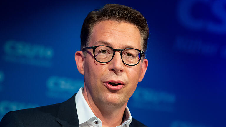 dpa       -  Der bisherige CSU-Generalsekretär Markus Blume wird neuer Minister für Wissenschaft und Kunst und löst hier Bernd Sibler ab.