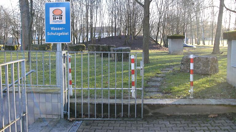 Das Wasserwerk der U.S. Army auf dem Gelände der Conn Barracks war unterirdisch gebaut worden, um es vor eventuellen Bombenabwürfen zu schützen. Das Foto zeigt den Eingang zu den technischen Anlagen. Das Wasserwerk der U.S. Army auf dem Gelände der Conn Barracks war unterirdisch gebaut worden, um es vor eventuellen Bombenabwürfen zu schützen. Das Foto zeigt den Eingang zu den technischen Anlagen. 