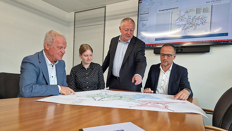 Sie wollen für die Bürgerinnen und Bürger auch weiterhin ein gutes Nahverkehrsangebot bereitstellen: Michael Schäder, Nora Schwetje (Kreisentwicklung/ÖPNV, Landratsamt Bad Kissingen), Landrat Thomas Bold und Jürgen Metz (Abteilungsleiter Kreisangelegenheiten, von links).