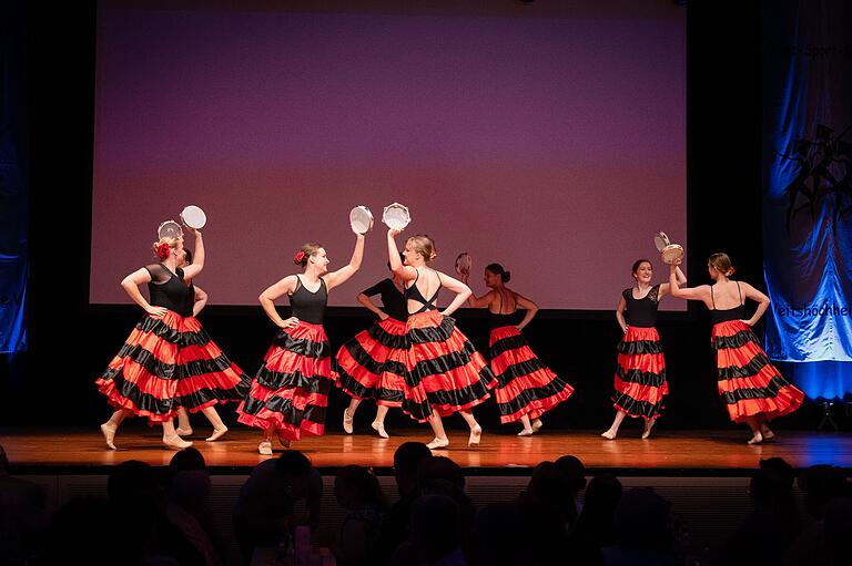 Mikas Tanzschule performt mit Tambourinen. Mikas Tanzschule performt mit Tambourinen.