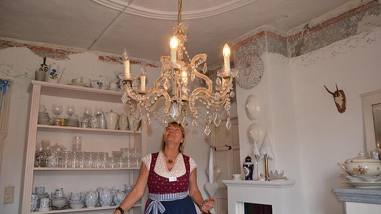 Blick zum edlen Kristallleuchter: Henriette Dornberger hat aus dem Alten Forsthaus mit viel Hingabe ein Schmuckstück geschaffen. Blick zum edlen Kristallleuchter: Henriette Dornberger hat aus dem Alten Forsthaus mit viel Hingabe ein Schmuckstück geschaffen.
