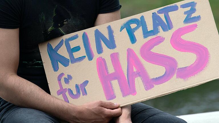 Kommunalpolitiker in Bayern sind zunehmend Opfer von Hass und Hetze. Polizei und Justiz wollen nun konsequenter und effektiver gegen die Täter vorgehen.