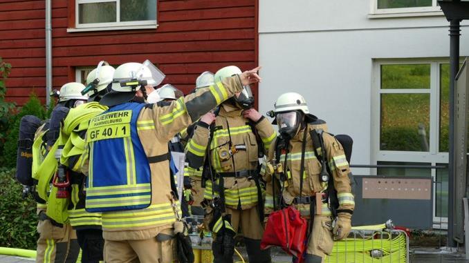 Die Hammelburger Feuerwehr mit Atemschutzträgern bei einem Übungseinsatz.       -  Die Hammelburger Feuerwehr mit Atemschutzträgern bei einem Übungseinsatz.