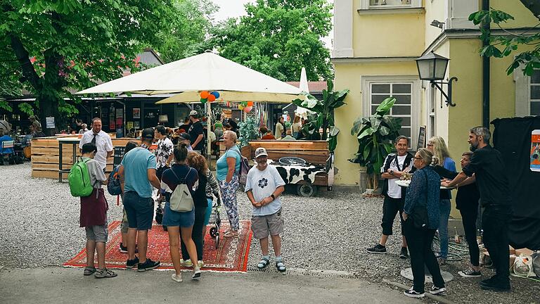 Viele folgten der Einladung der Robert-Kümmert-Akademie zur inklusiven Veranstaltung im Biergarten der Waldschänke 'Dornheim' in Würzburg.