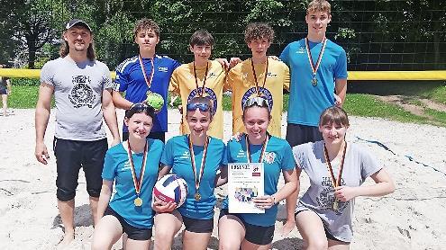 Die Beachvolleyball-Mannschaft des Frobenius-Gymnasiums Hammelburg, (links) Betreuer Manuel Potschka.       -  Die Beachvolleyball-Mannschaft des Frobenius-Gymnasiums Hammelburg, (links) Betreuer Manuel Potschka.