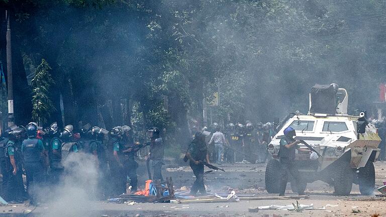 Studentenproteste in Bangladesch       -  Polizisten feuern Tränengasgranaten ab, um protestierende Studenten zu vertreiben.
