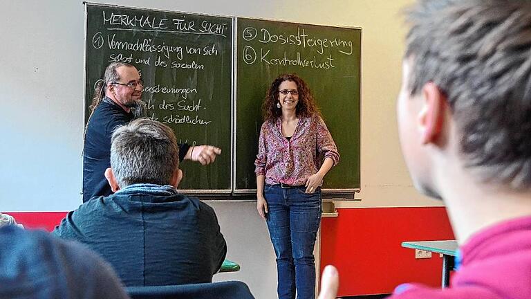 Die Sozialpädagogen Tom Hupfer und Alexandra Steigerwald besuchen regelmäßig 8. Klassen und klären Schüler über Sucht und deren Folgen auf wie hier in der Realschule in Gaibach.