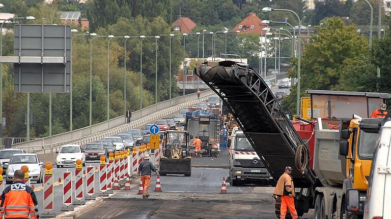 Adenauer Brücke       -  Das hohe Verkehrsaufkommen fordert seinen Tribut: Zahlreiche Sanierungen prägen die Geschichte der Adenauer-Brücke. Foto: Thomas Obermeier