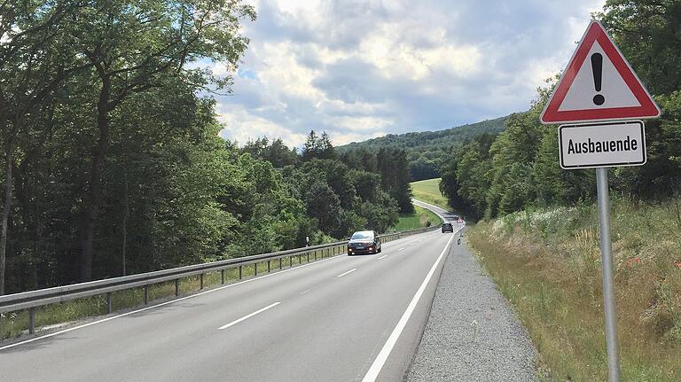Im Bereich zwischen dem Hainhof und der Abzweigung nach Unterwaldbehrungen wird die Staatsstraße 2292 wieder schmal. 2021 oder 2022 soll auch hier die Straße neu gemacht werden. Im Bereich zwischen dem Hainhof und der Abzweigung nach Unterwaldbehrungen wird die Staatsstraße 2292 wieder schmal. 2021 oder 2022 soll auch hier die Straße neu gemacht werden.