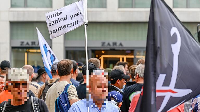 Von der Symbolik der 'Landvolk'-Bewegung (rechts) grenzt sich der LSV Bayern deutlich ab. Von der Symbolik der 'Landvolk'-Bewegung (rechts) grenzt sich der LSV Bayern deutlich ab.
