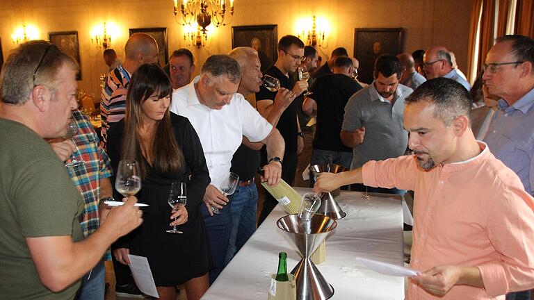 Die Vorprobe der Schoppenweine vor dem Volkacher Weinfest stieß auf große Zustimmung.