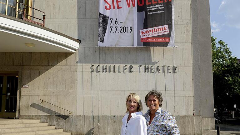 Ganz groß vor dem Schiller Theater Berlin: Nora von Collande und Herbert Herrmann.       -  Ganz groß vor dem Schiller Theater Berlin: Nora von Collande und Herbert Herrmann.