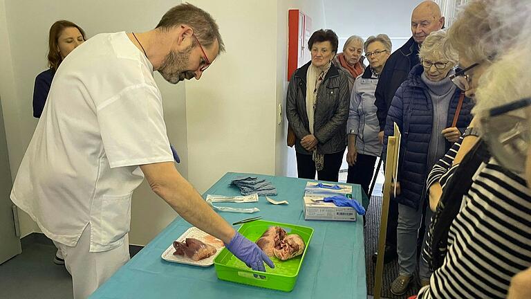 Dr. Stefan Hochreuther hier bei seiner Demonstration am 'offenen Herzen', mit Hilfe von Schweineherzen.