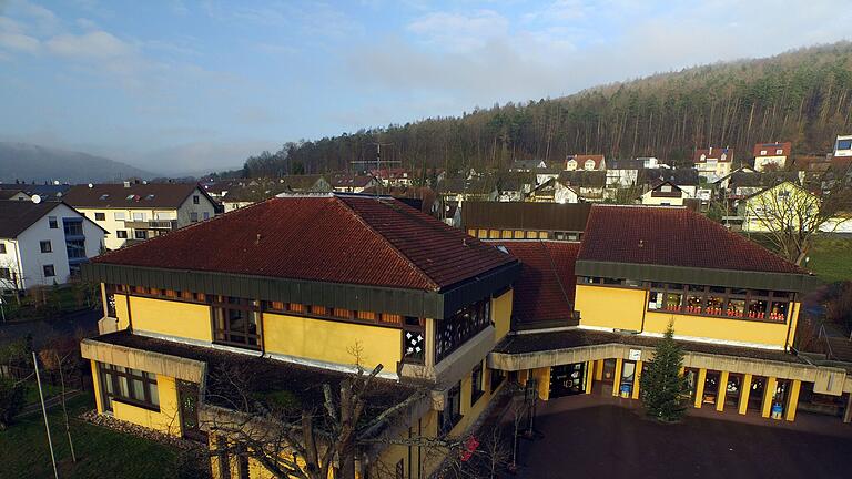 Die Grundschule Sendelbach gilt schon länger als sanierungsbedürftig. Besonders dringend ist der Bedarf offenbar in den Toiletten. Daher gibt es jetzt die Forderung nach einem Ortstermin und einem Beschluss zur Sanierung.&nbsp;