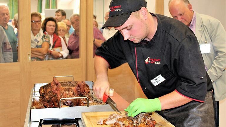 Metzgermeister Johannes Dietz aus Mellrichstadt zeigte beim Wurstmarkt 2022, wie man ein Spanferkel fachgerecht tranchiert.