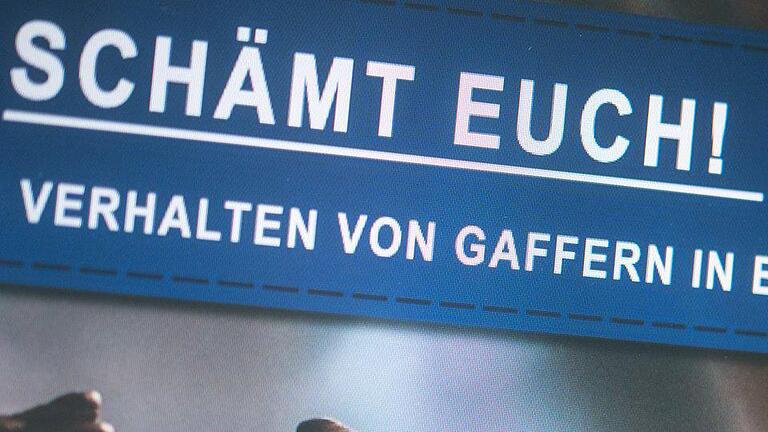Polizei rügt Gaffer       -  &bdquo;Schämt Euch!&rdquo; Facebook-Post der Polizei Offenburg nach einem skandalösen Vorfall mit Gaffern.