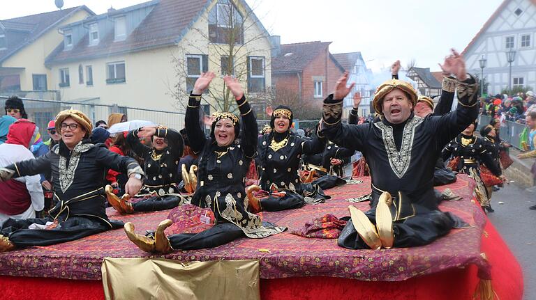 Fußgruppen, Musikkapellen, Gaudifahrzeuge und Narren über Narren werden am Rosenmontag wieder das Geschehen in Wargolshausen prägen.