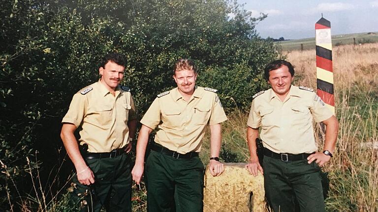 Noch kurz vor dem Mauerfall absolvierte Hans-Joachim Bauer (links) im September 1989 zusammen mit seinen Kameraden Thomas Müller und Günther Fröhlich eine Übung an der innerdeutschen Grenze. Foto: Privatarchiv Hans Bauer       -  Noch kurz vor dem Mauerfall absolvierte Hans-Joachim Bauer (links) im September 1989 zusammen mit seinen Kameraden Thomas Müller und Günther Fröhlich eine Übung an der innerdeutschen Grenze. Foto: Privatarchiv Hans Bauer